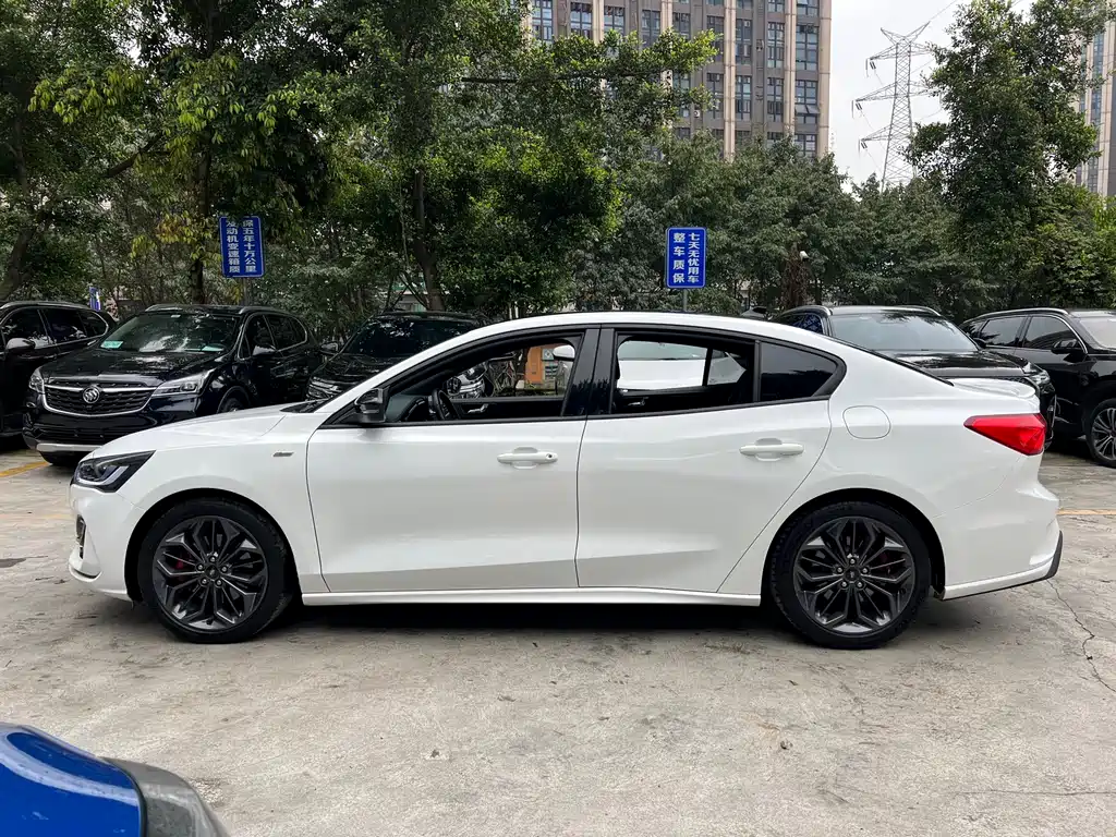 Focus 2022 Sedan EcoBoost 180 Automatic ST Line купить на сайте DeffCars