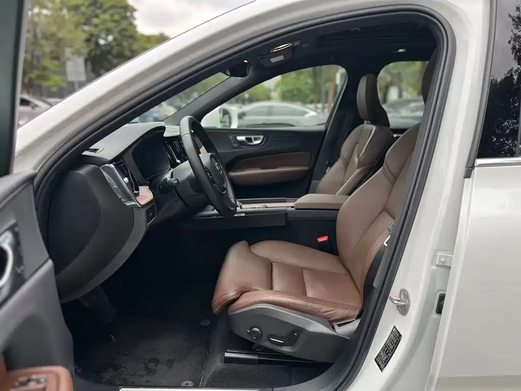 Volvo XC60 2024 B5 four-wheel drive Zhiyuan Deluxe Edition купить на сайте DeffCars