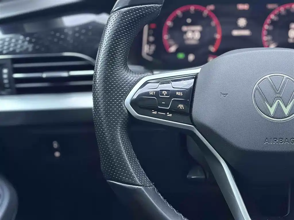 Passat 2022 330TSI Deluxe Edition купить на сайте DeffCars