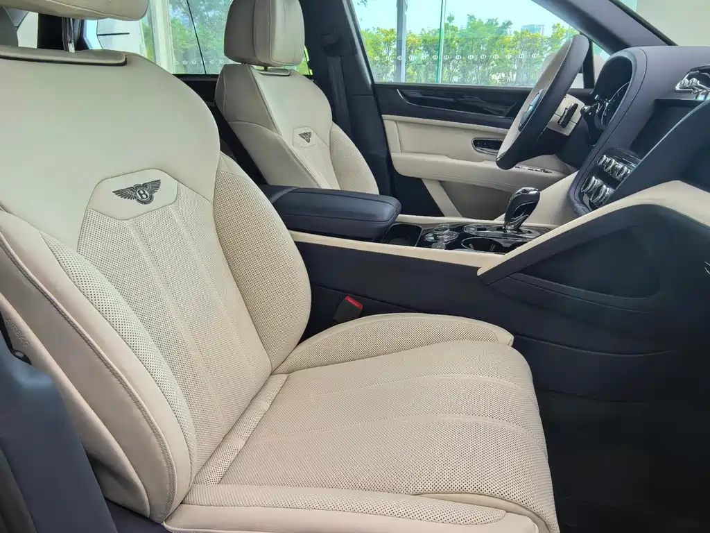 Bentayga 2024 4.0T V8 long wheelbase version купить на сайте DeffCars