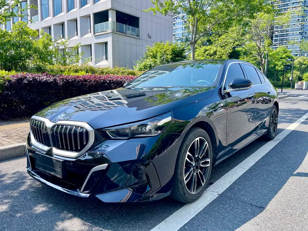 BMW 5 Series 2025 530Li Leading M Sports Package купить на сайте DeffCars