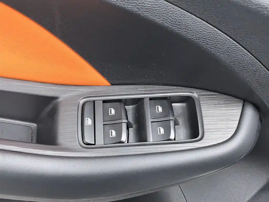 Roewe RX3 2021 PRO 1.6L CVT flagship model купить на сайте DeffCars