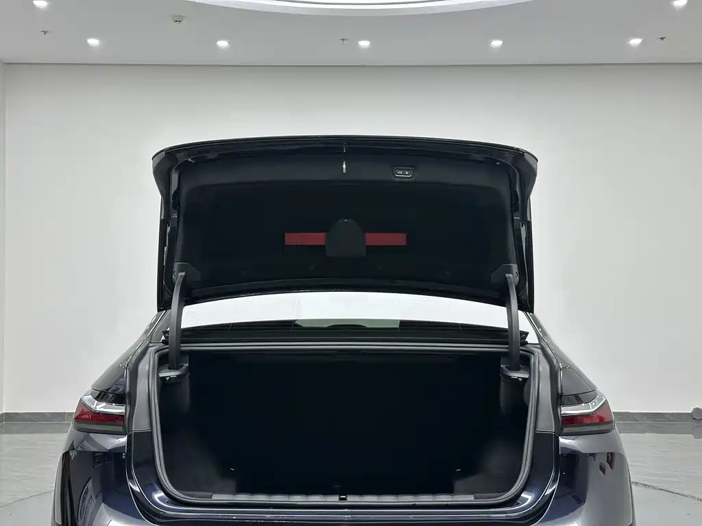BMW 7 Series 2023 735Li Luxury Package купить на сайте DeffCars