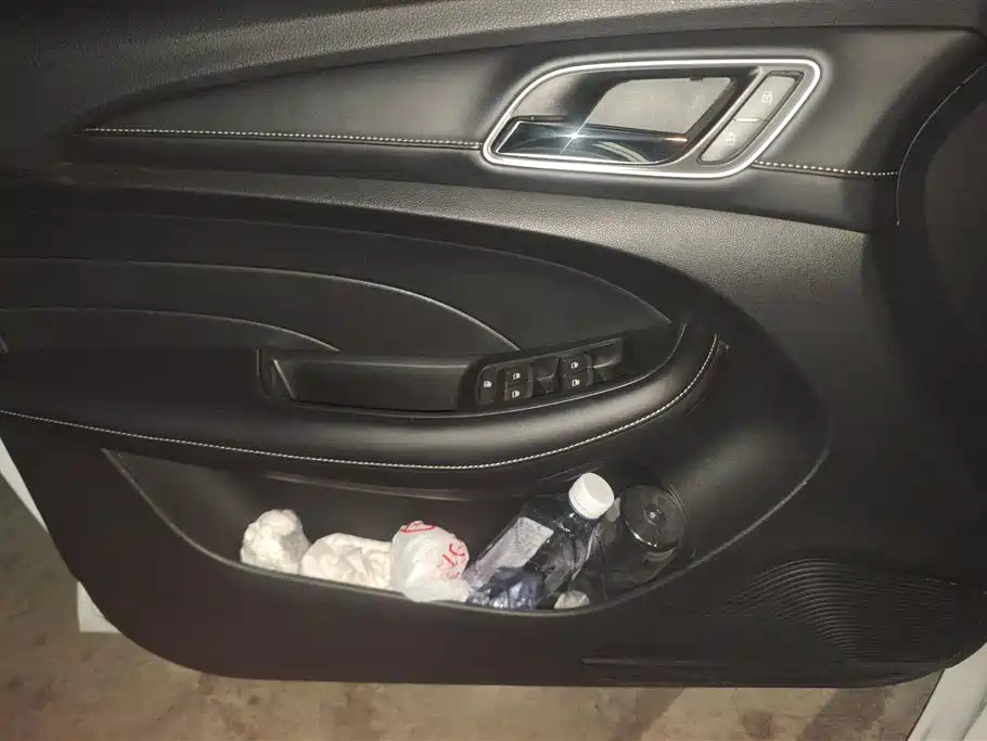 Roewe i5 2019 1.5L manual 4G Internet leading version купить на сайте DeffCars