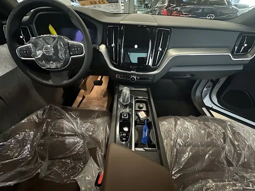 Volvo XC60 2024 B5 four-wheel drive Zhiyi Luxury Edition купить на сайте DeffCars