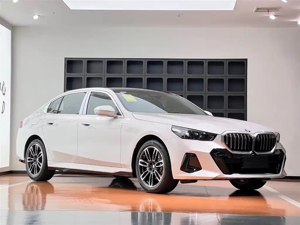 BMW 5 Series 2025 530Li Leading M Sports Package купить на сайте DeffCars