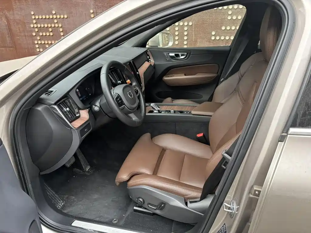 Volvo XC60 2025 B5 four-wheel drive Zhiyuan luxury version купить на сайте DeffCars