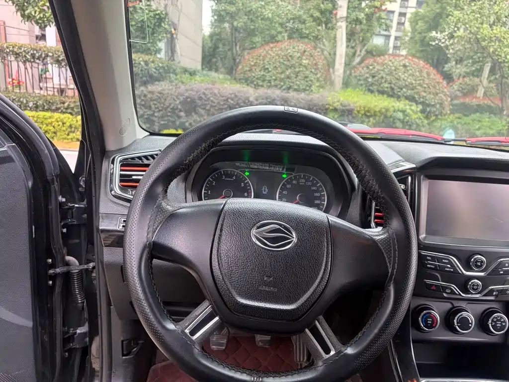 Landwind X8 2017 2.0T gasoline 4X2 luxury model купить на сайте DeffCars