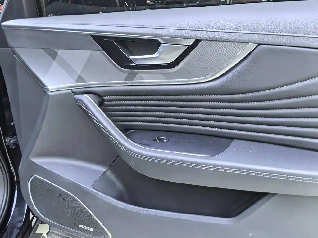 Hongqi HS5 2023 2.0T Qixiang Pro version купить на сайте DeffCars