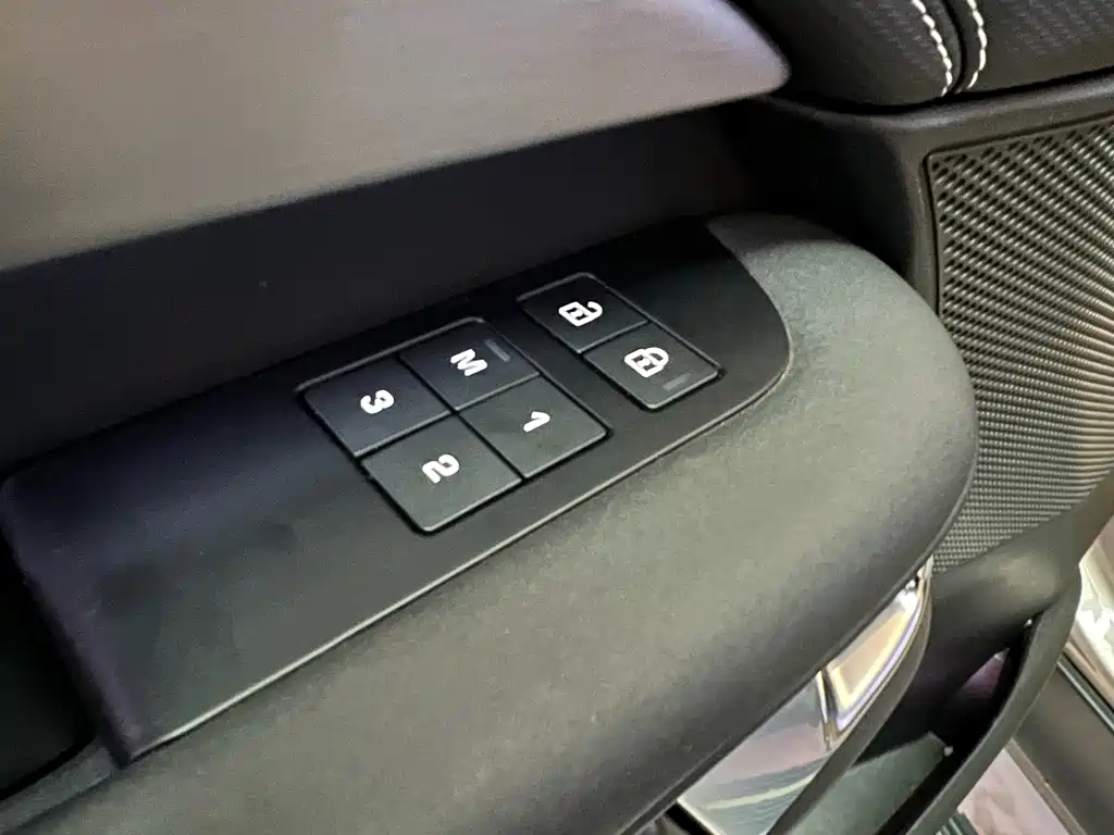 Discover the 2023 360PS R-Dynamic SE купить на сайте DeffCars