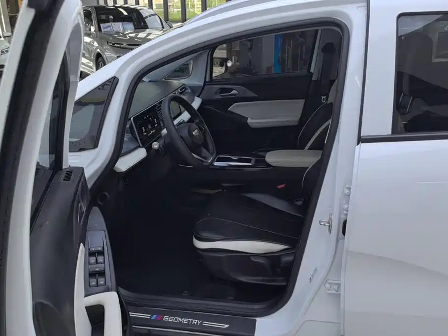Geely Geometry E Firefly 2024 model 301km Starlight купить на сайте DeffCars