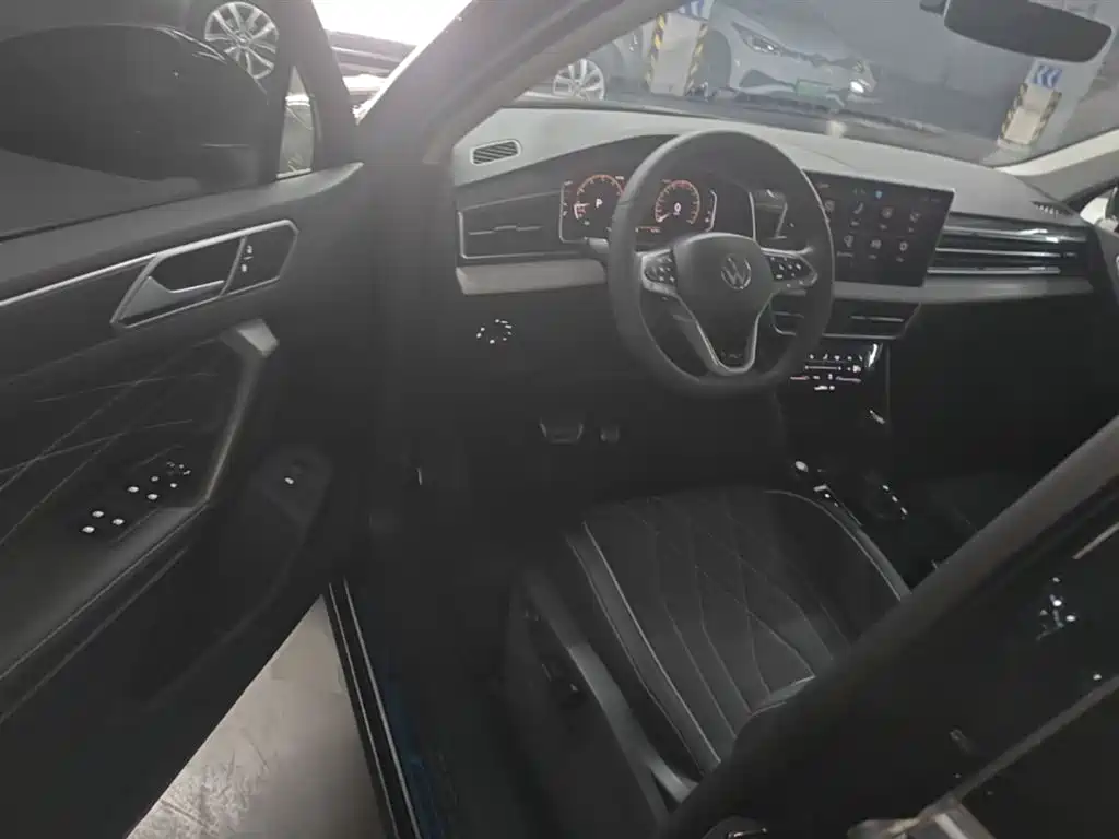 Tiguan L 2025 model 330TSI automatic two-wheel drive R-Line Longyao Edition купить на сайте DeffCars