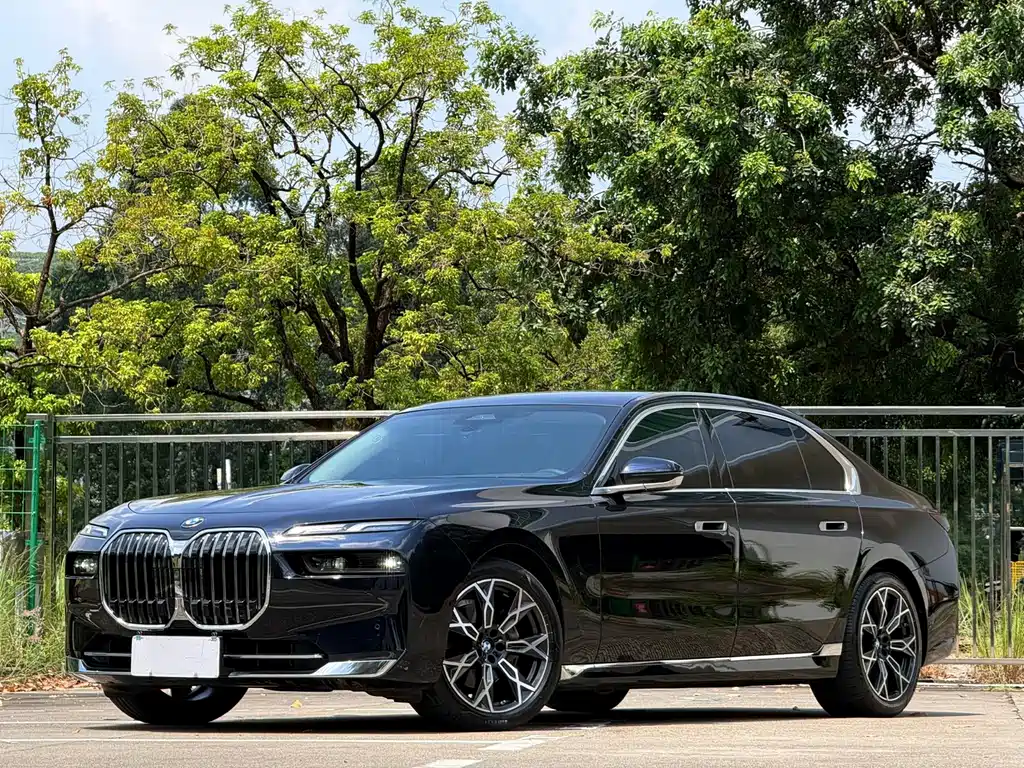 BMW 7 Series 2023 735Li Luxury Package купить на сайте DeffCars