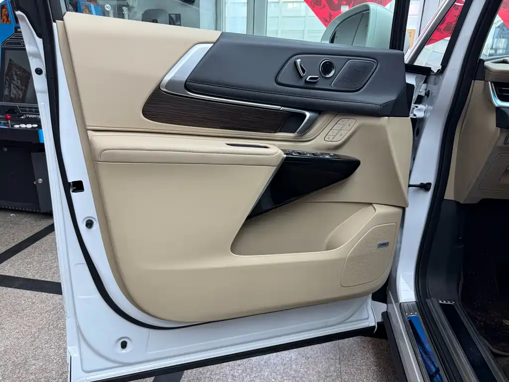 Century 2023 2.0T seven-seat premium model купить на сайте DeffCars