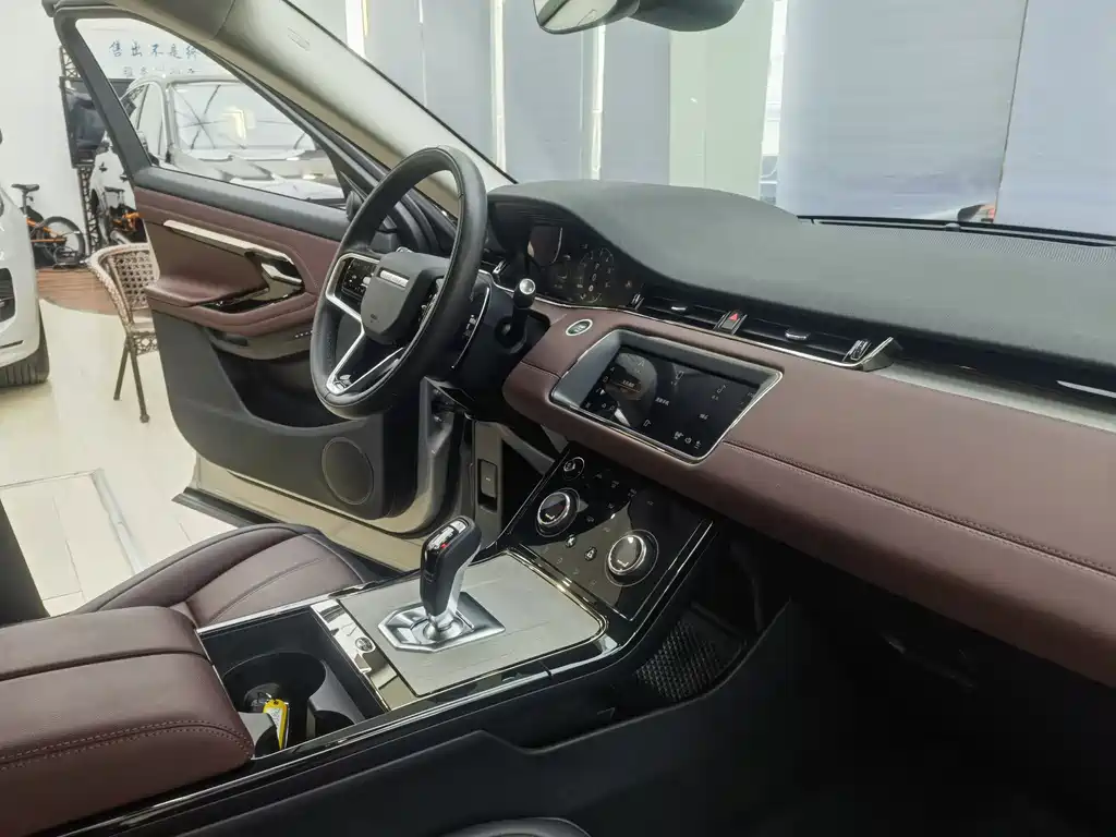 Range Rover Evoque New Energy 2023 Evoque L P300e plug-in electric hybrid version купить на сайте DeffCars