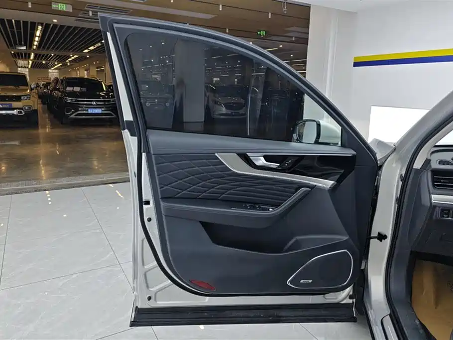 Hongqi HS5 2022 2.0T Zhilian Qixiang four-wheel drive version купить на сайте DeffCars