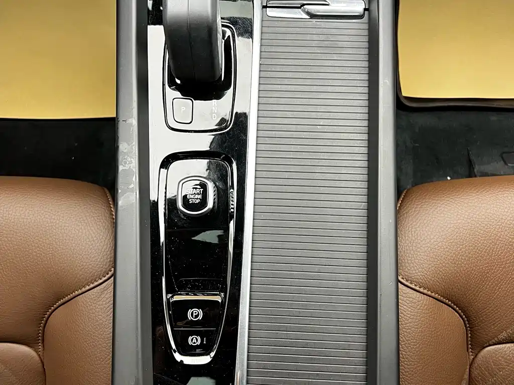 Volvo XC60 2022 B5 four-wheel drive Zhiyi Luxury Edition купить на сайте DeffCars