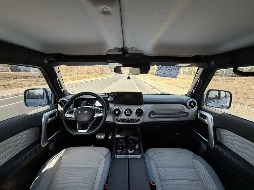 Beijing off-road BJ40 2023 2.0T automatic two-wheel drive city hunter version knight type купить на сайте DeffCars