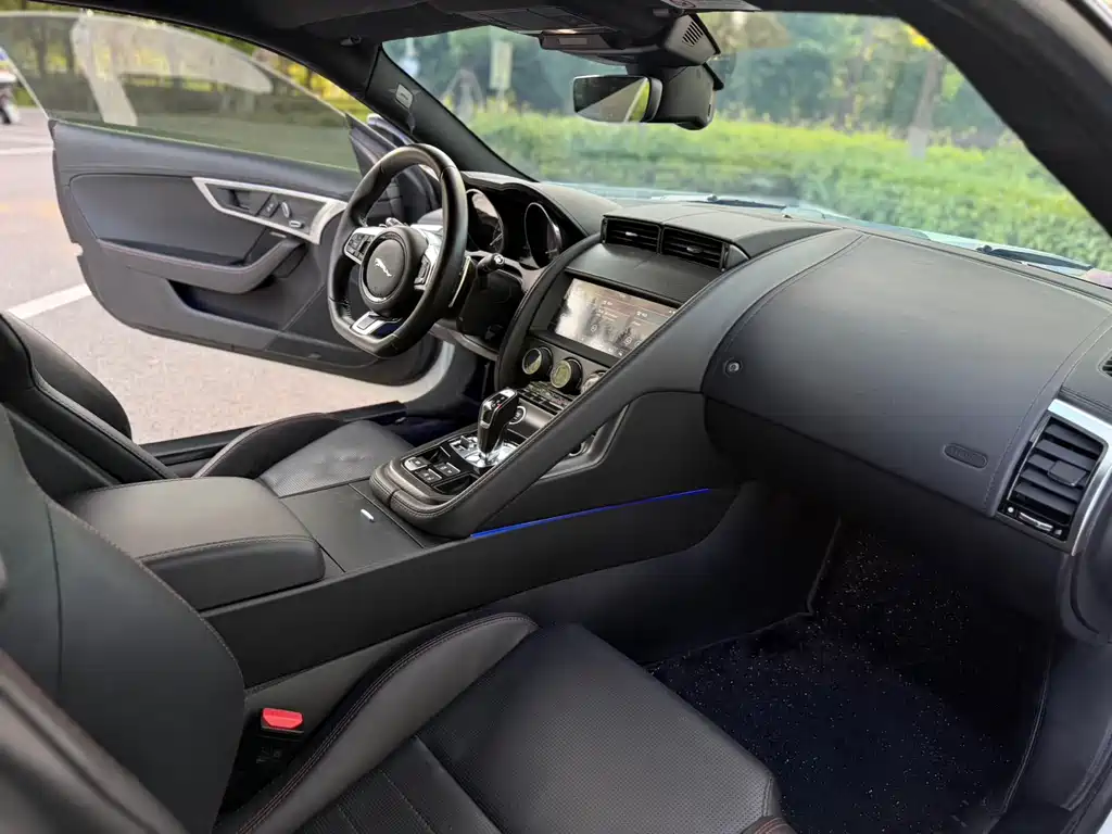 Jaguar F-TYPE 2019 2.0T hardtop version купить на сайте DeffCars