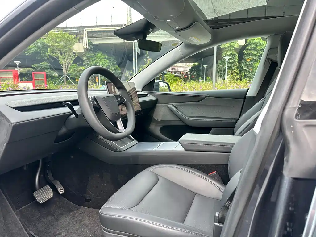 Model Y 2025 rear-wheel drive version купить на сайте DeffCars
