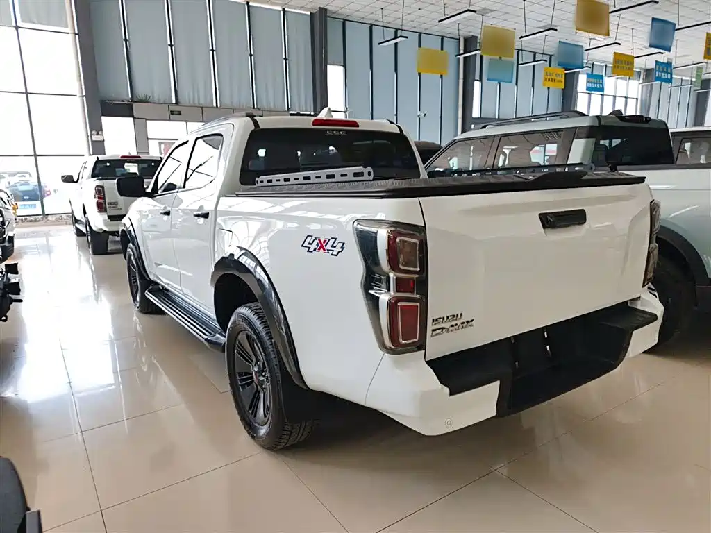 D-MAX 2023 1.9T automatic four-wheel drive V-CROSS leading model купить на сайте DeffCars