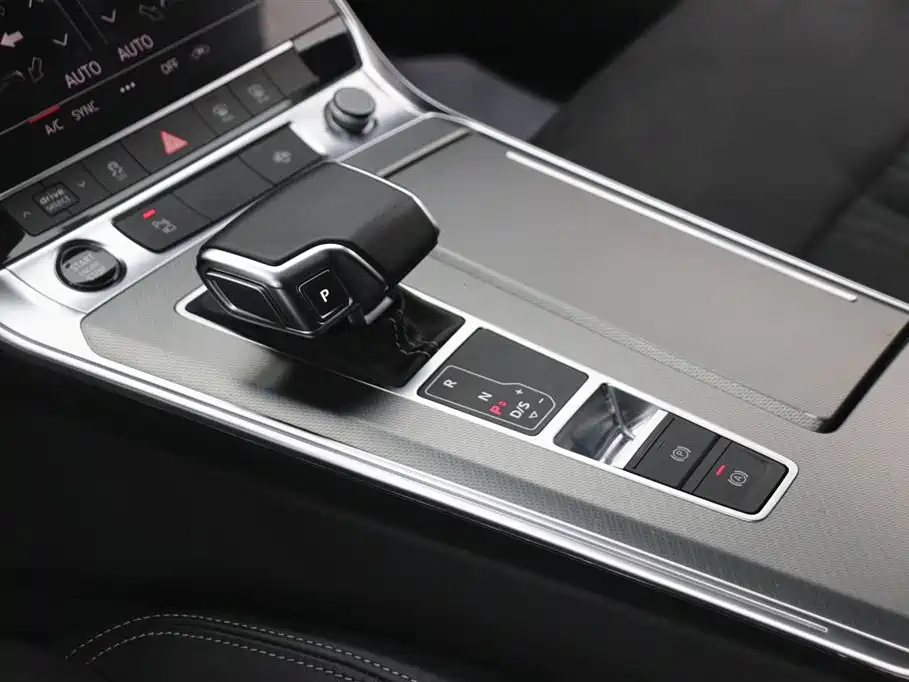 Audi A7L 2024 45TFSI S-line Dream Building Liquid Crystal Package купить на сайте DeffCars