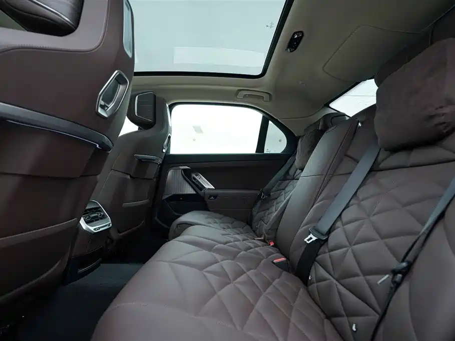 BMW 7 Series 2023 740Li Leading M Sports Package купить на сайте DeffCars