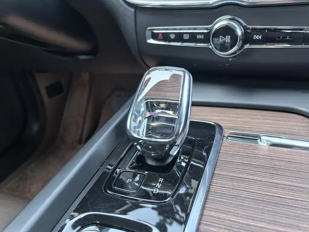 Volvo XC60 2023 B5 four-wheel drive Zhiyuan Deluxe Edition купить на сайте DeffCars