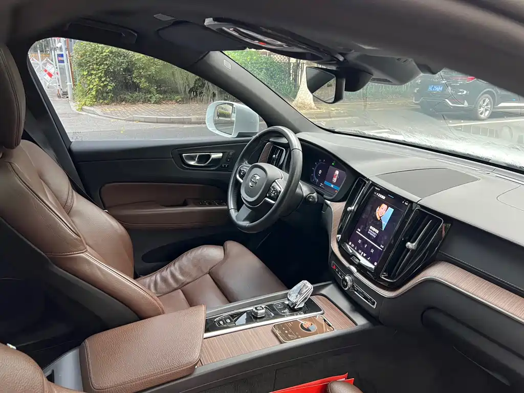 Volvo XC60 2022 B5 four-wheel drive Zhiyi Luxury Edition купить на сайте DeffCars