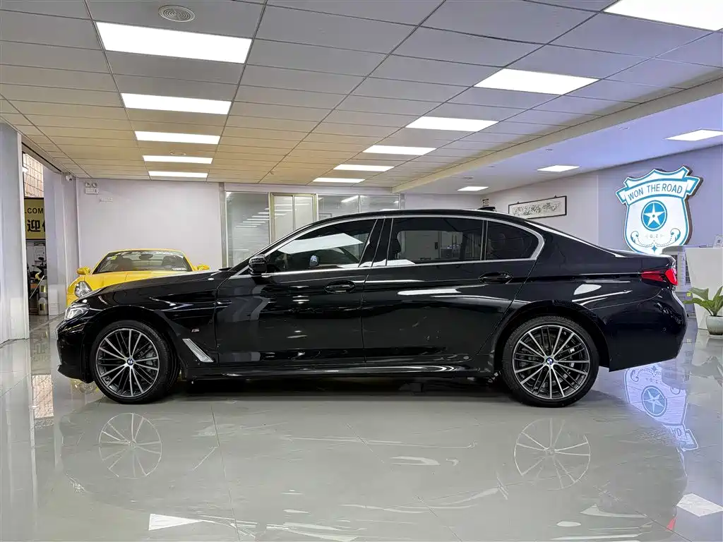BMW 5 Series 2022 530Li Leading M Sports Package купить на сайте DeffCars