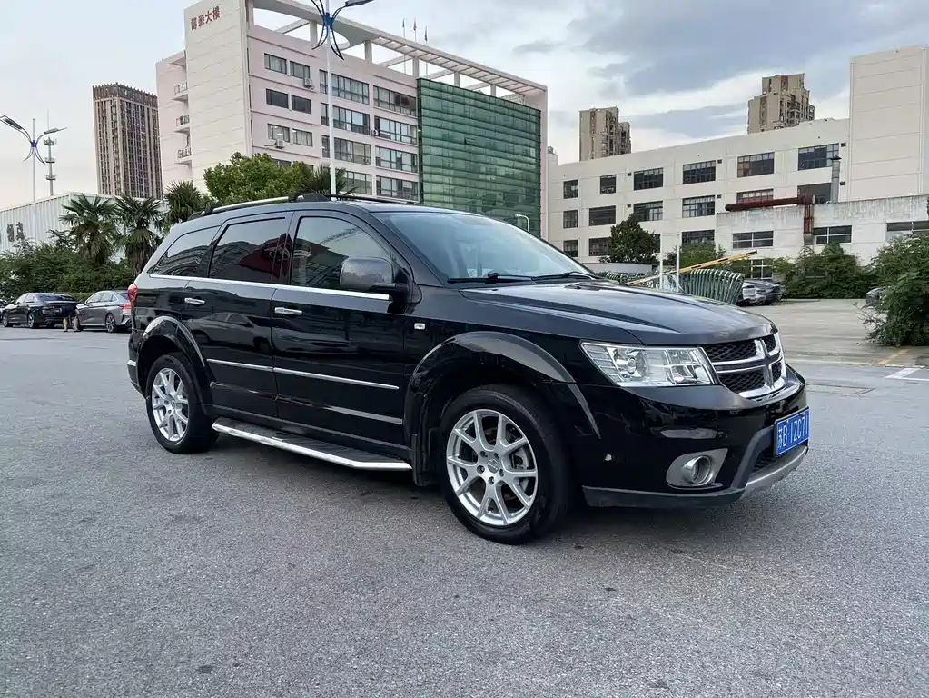Journey 2013 2.4L two-wheel drive premium version купить на сайте DeffCars