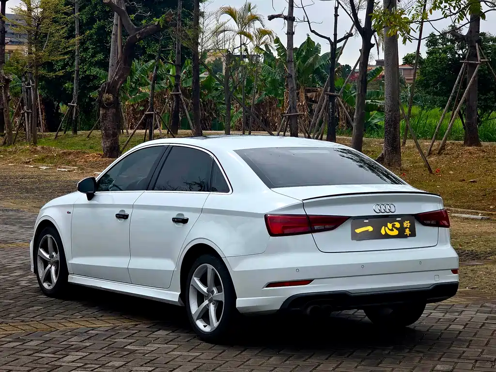 Audi A3 2018 30th Anniversary Model Limousine 35 TFSI Fashion Model купить на сайте DeffCars