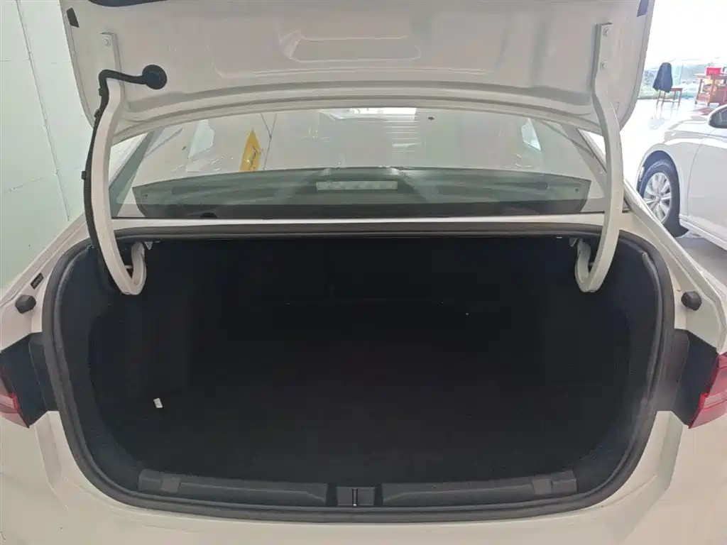 Lavida 2023 facelift 1.5L automatic Deyi version купить на сайте DeffCars