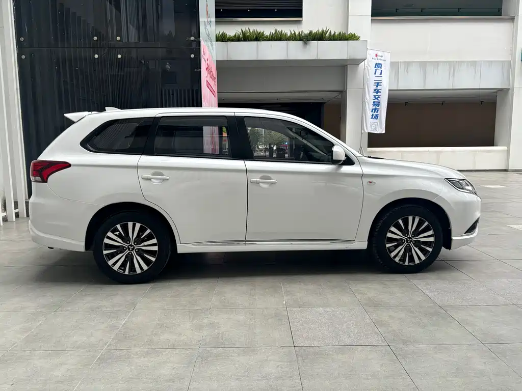 Outlander 2021 facelift 2.0L 2WD smooth version 5 seats купить на сайте DeffCars