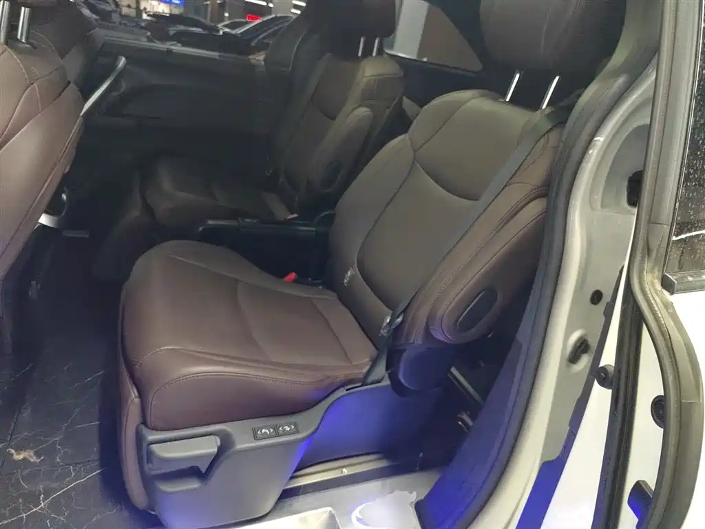 SIENNA 2023 2.5L Hybrid Platinum Edition купить на сайте DeffCars