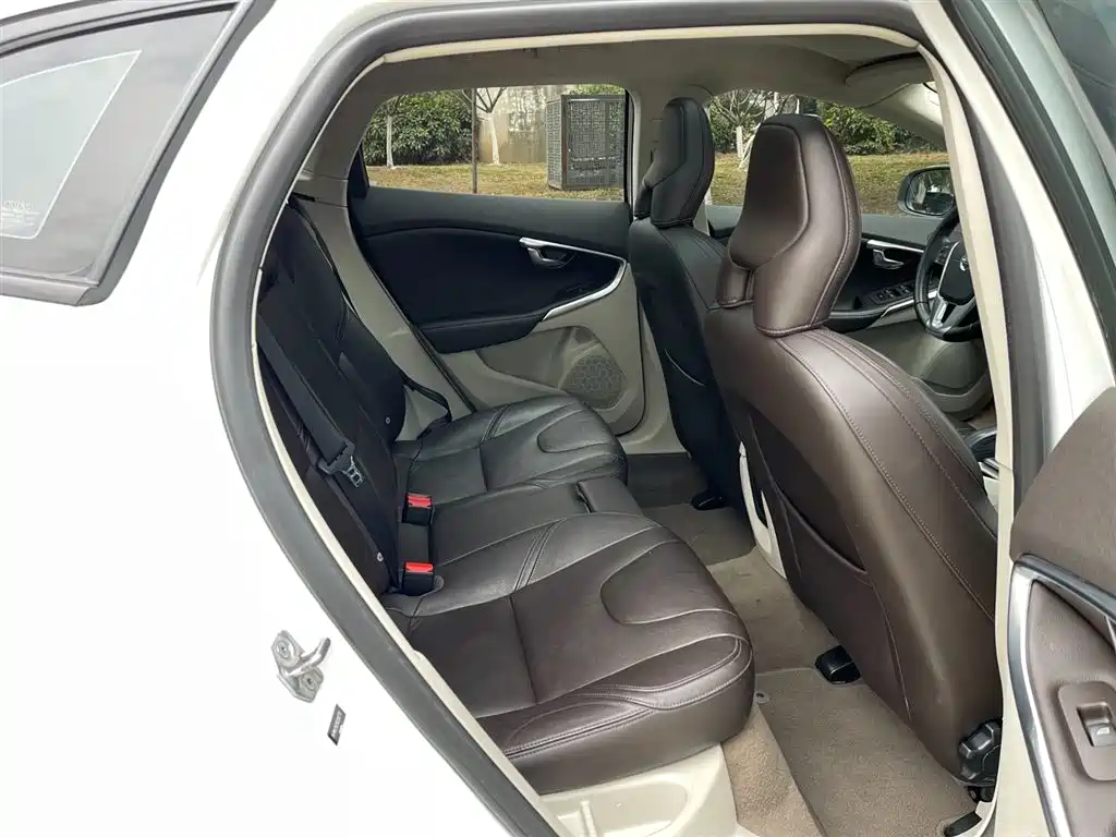 Volvo V40 2016 T3 Zhiya Edition купить на сайте DeffCars