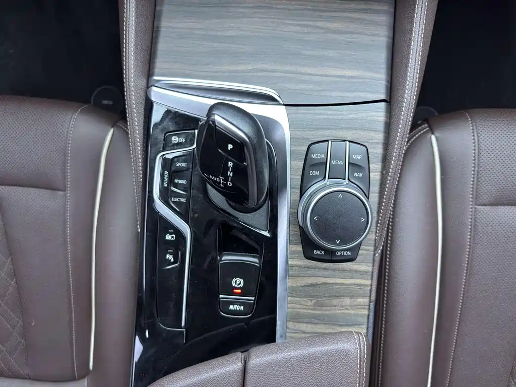 BMW 5 Series New Energy 2021 535Le Luxury Package купить на сайте DeffCars