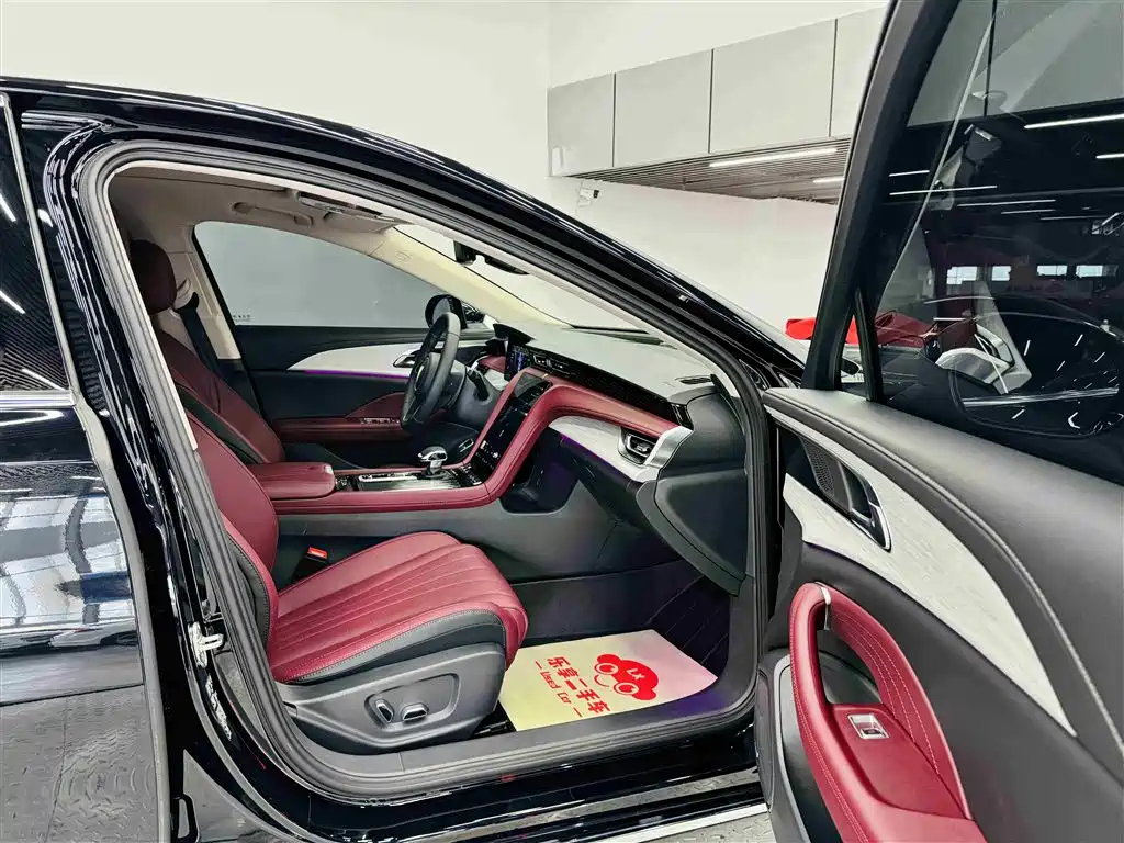 Hongqi H5 2025 2.0T automatic Qichang version купить на сайте DeffCars