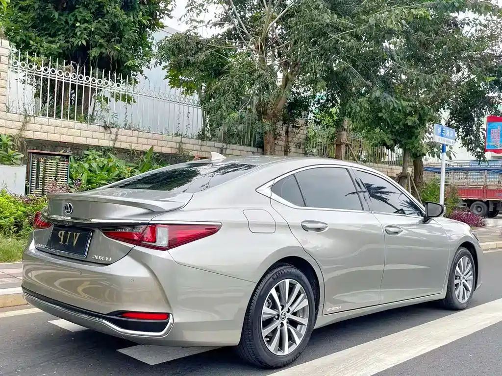 Lexus ES 2020 300h Excellence Edition купить на сайте DeffCars