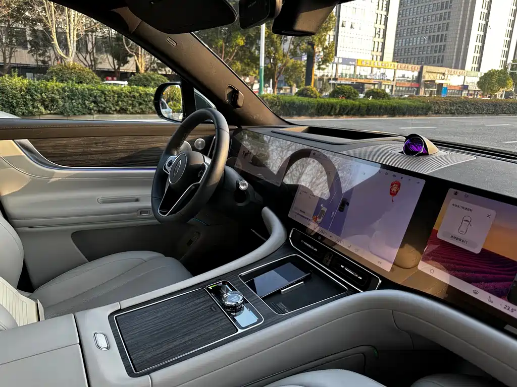 Wenjie M9 2025 extended range Ultra version 52kWh 6-seater version (192-line lidar) купить на сайте DeffCars