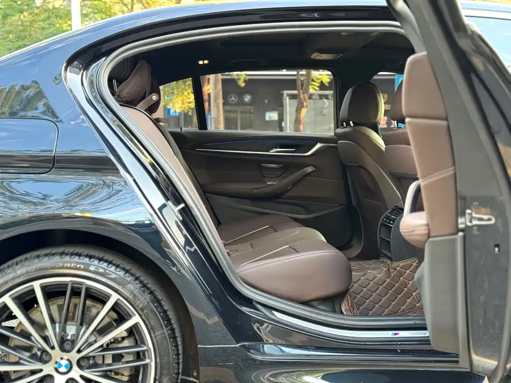 BMW 5 Series 2023 530Li Leading M Sports Package купить на сайте DeffCars