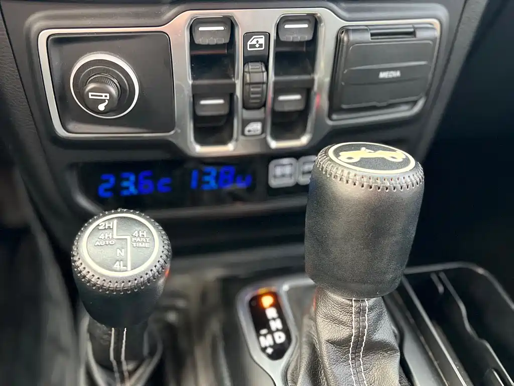 Wrangler 2021 2.0T Sahara four-door version купить на сайте DeffCars