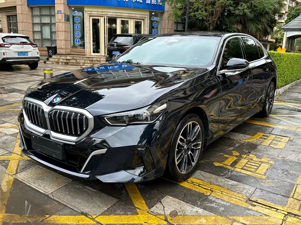 BMW 5 Series 2024 530Li Leading M Sports Package купить на сайте DeffCars