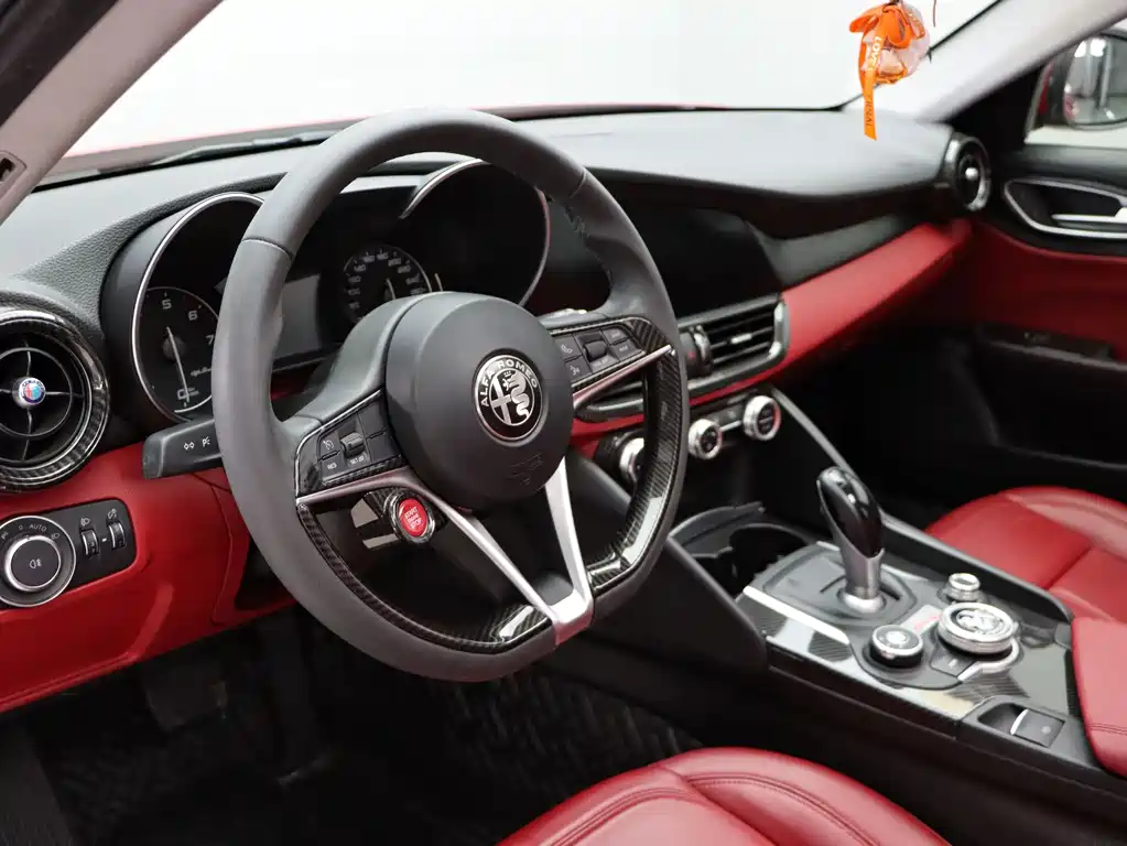 Giulia Juliet 2018 2.0T 200HP Luxury Edition Carbon Fiber Limited Edition купить на сайте DeffCars