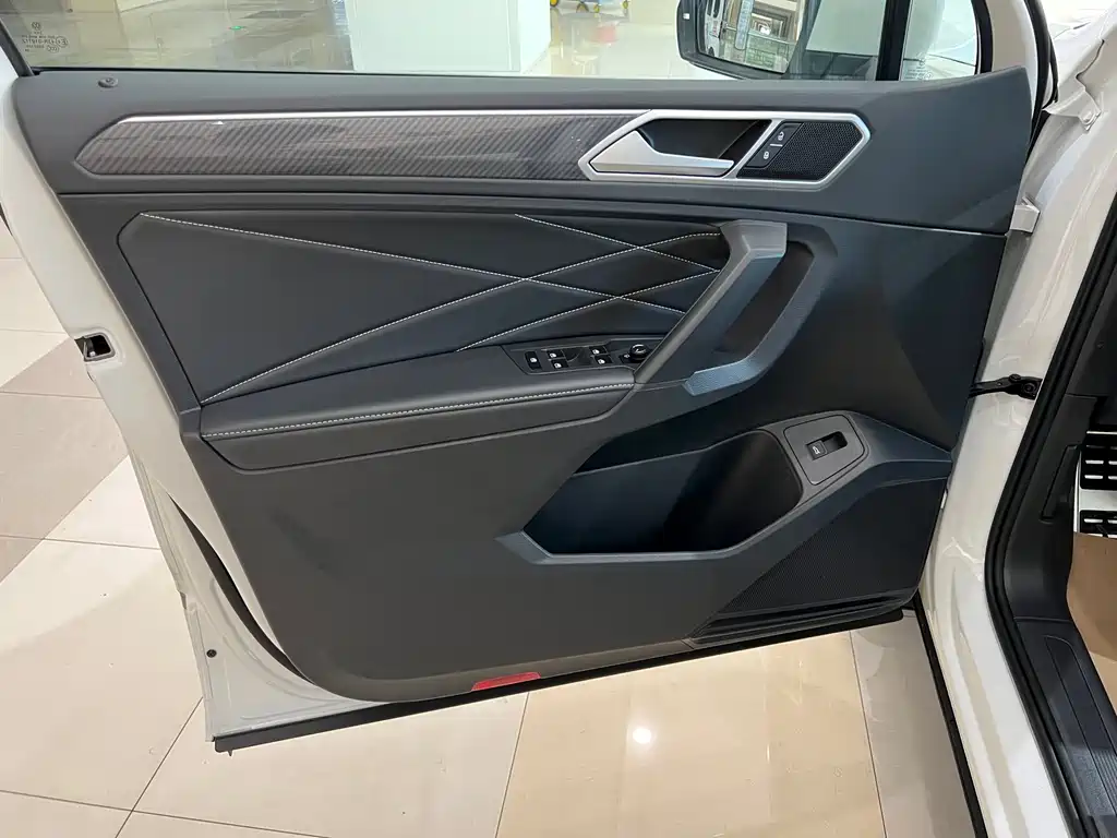 Tiguan L 2024 330TSI automatic two-wheel drive R-Line version купить на сайте DeffCars
