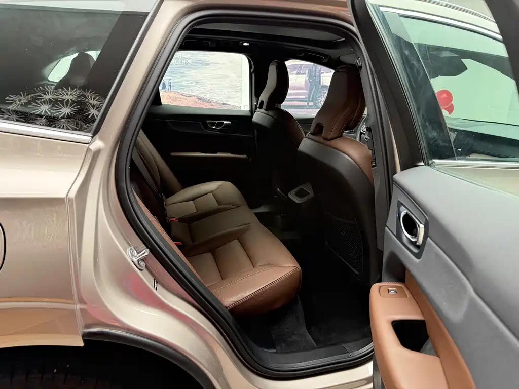 Volvo XC60 2025 B5 four-wheel drive Zhiyuan luxury version купить на сайте DeffCars