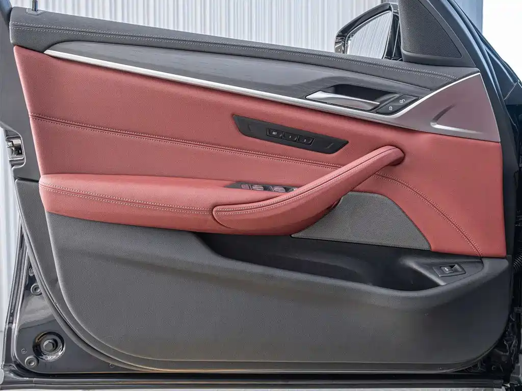BMW 5 Series 2023 530Li Leading M Sports Package купить на сайте DeffCars