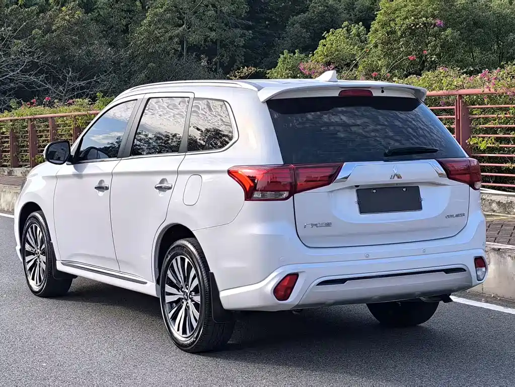 Outlander 2021 2.4L four-wheel drive exclusive version 7 seats купить на сайте DeffCars