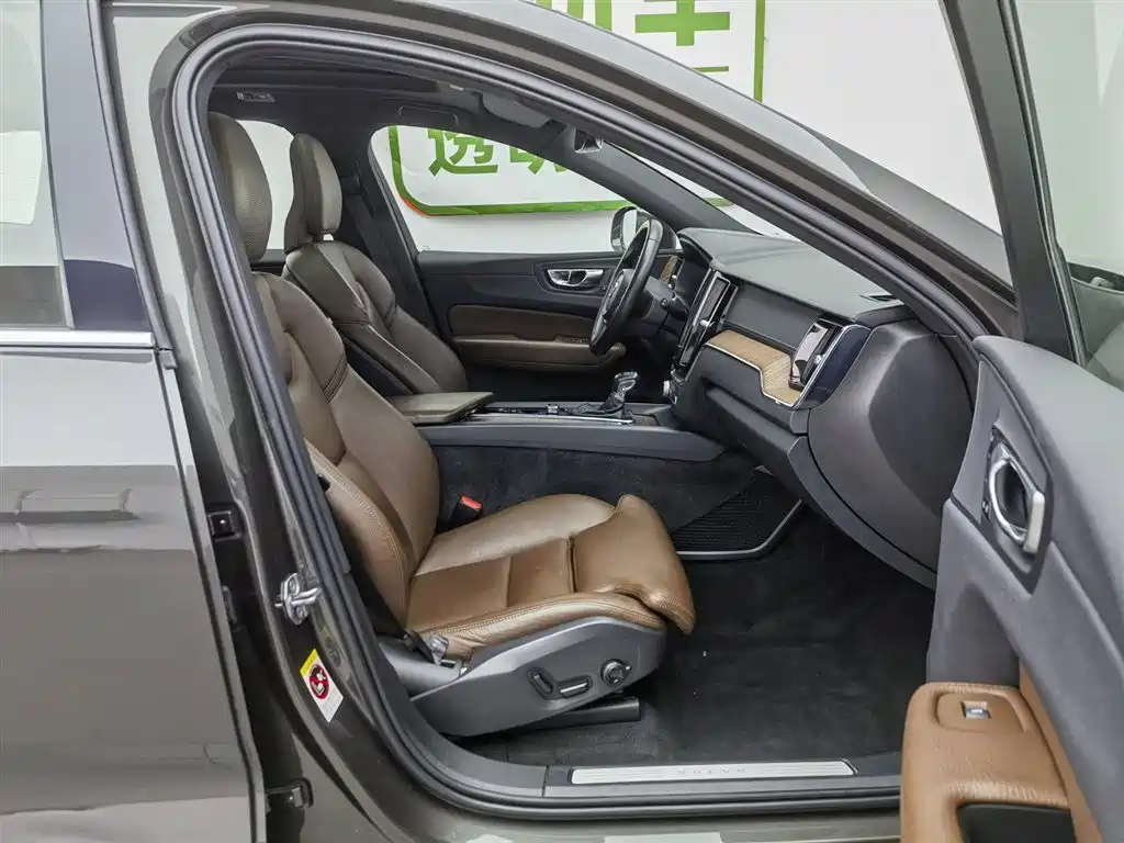 Volvo XC60 2021 T5 four-wheel drive Zhiyuan Deluxe Edition купить на сайте DeffCars