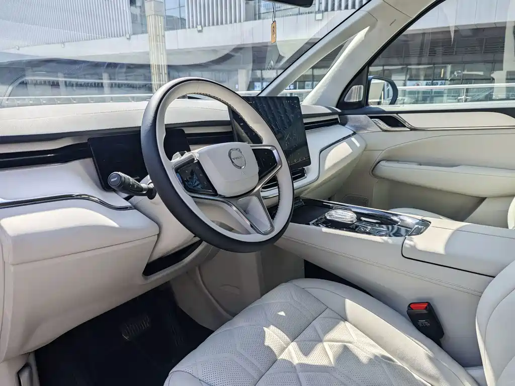 Volvo EM90 2025 Ultra Six Seater купить на сайте DeffCars